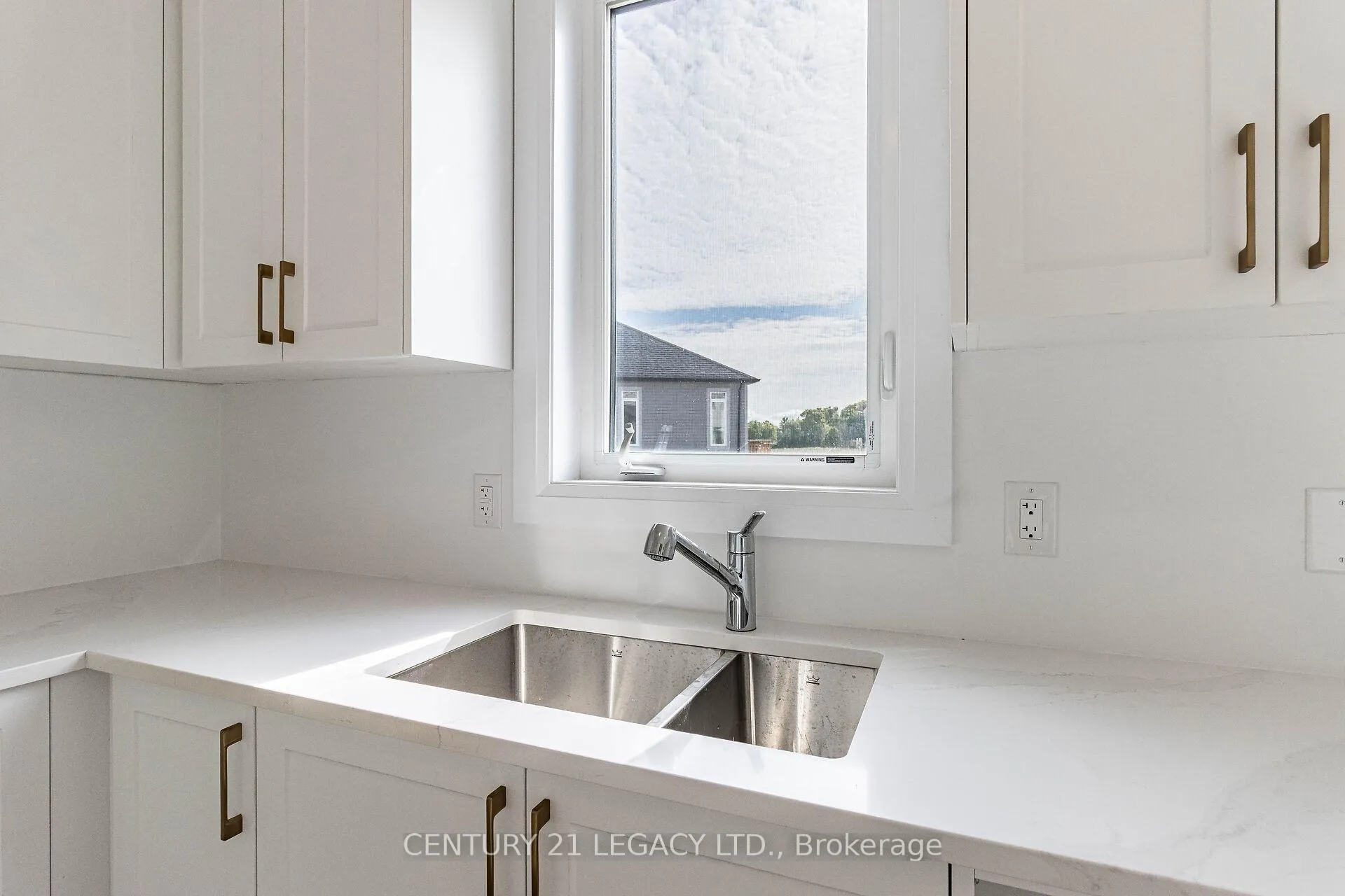 Photo 9 of 30 Union Boulevard, Wasaga Beach — HOMEH