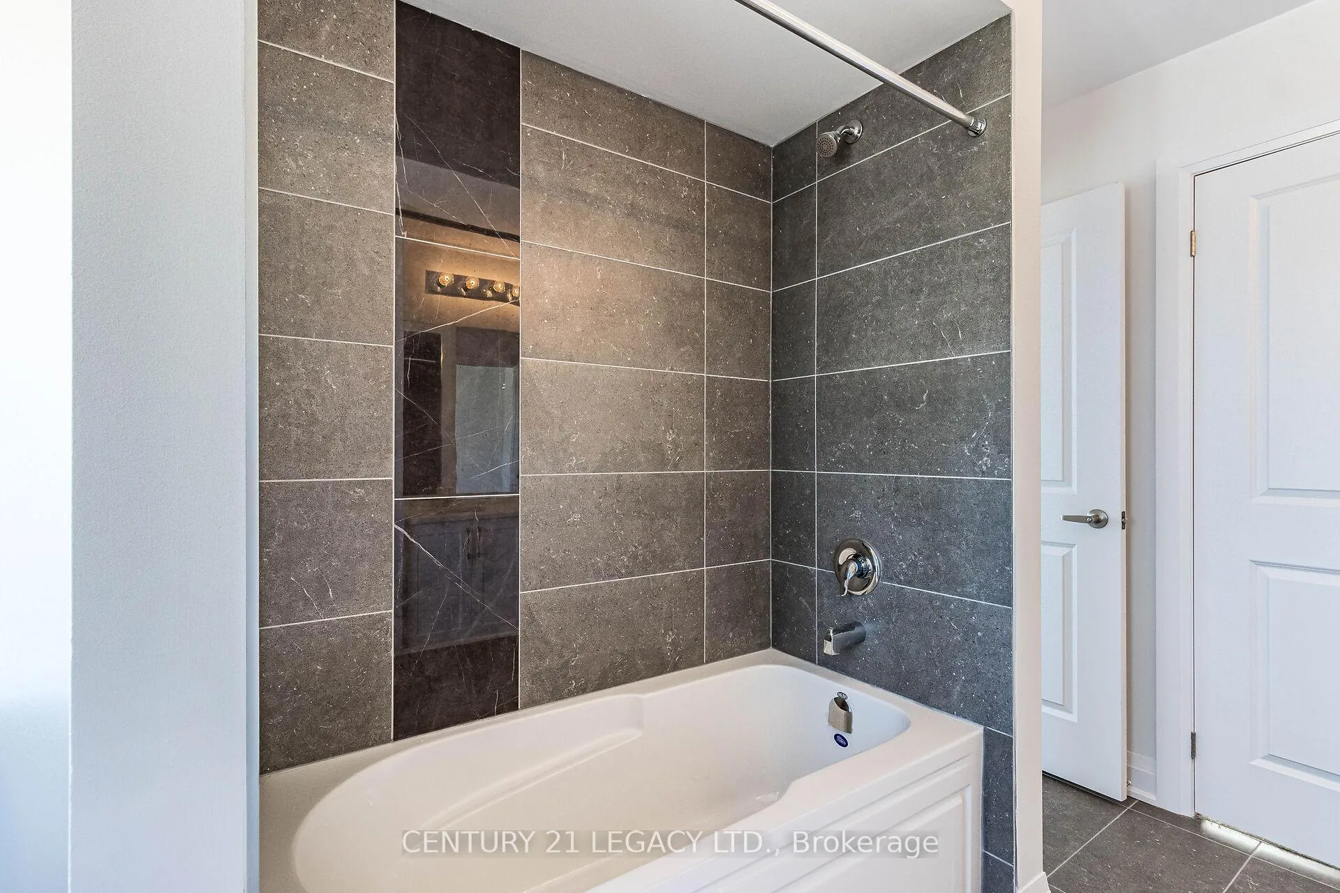 Photo 23 of 30 Union Boulevard, Wasaga Beach — HOMEH