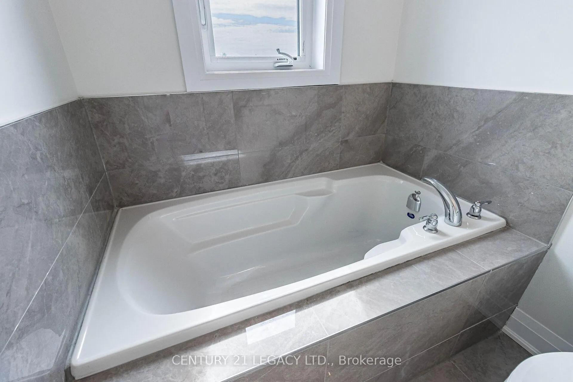 Photo 29 of 30 Union Boulevard, Wasaga Beach — HOMEH
