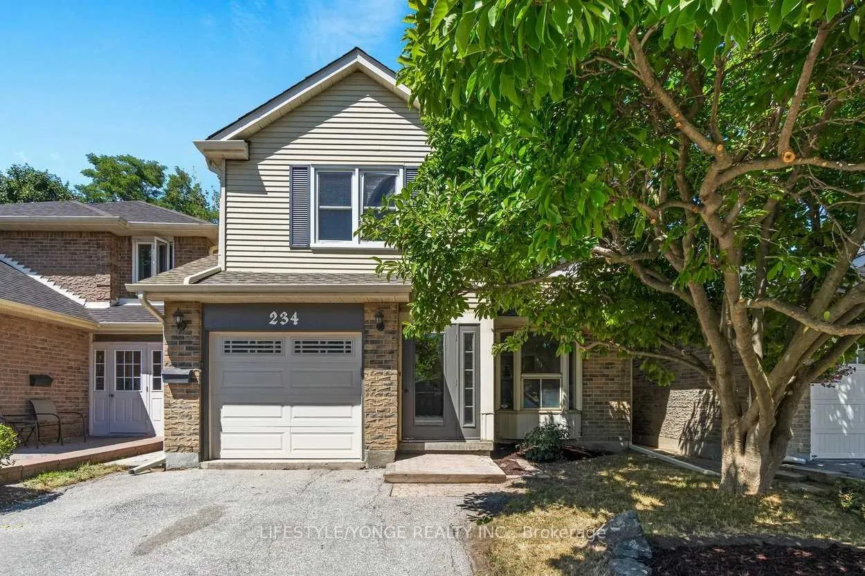 Photo 2 of 234 Mullen Drive, Vaughan, Brownridge — HOMEH