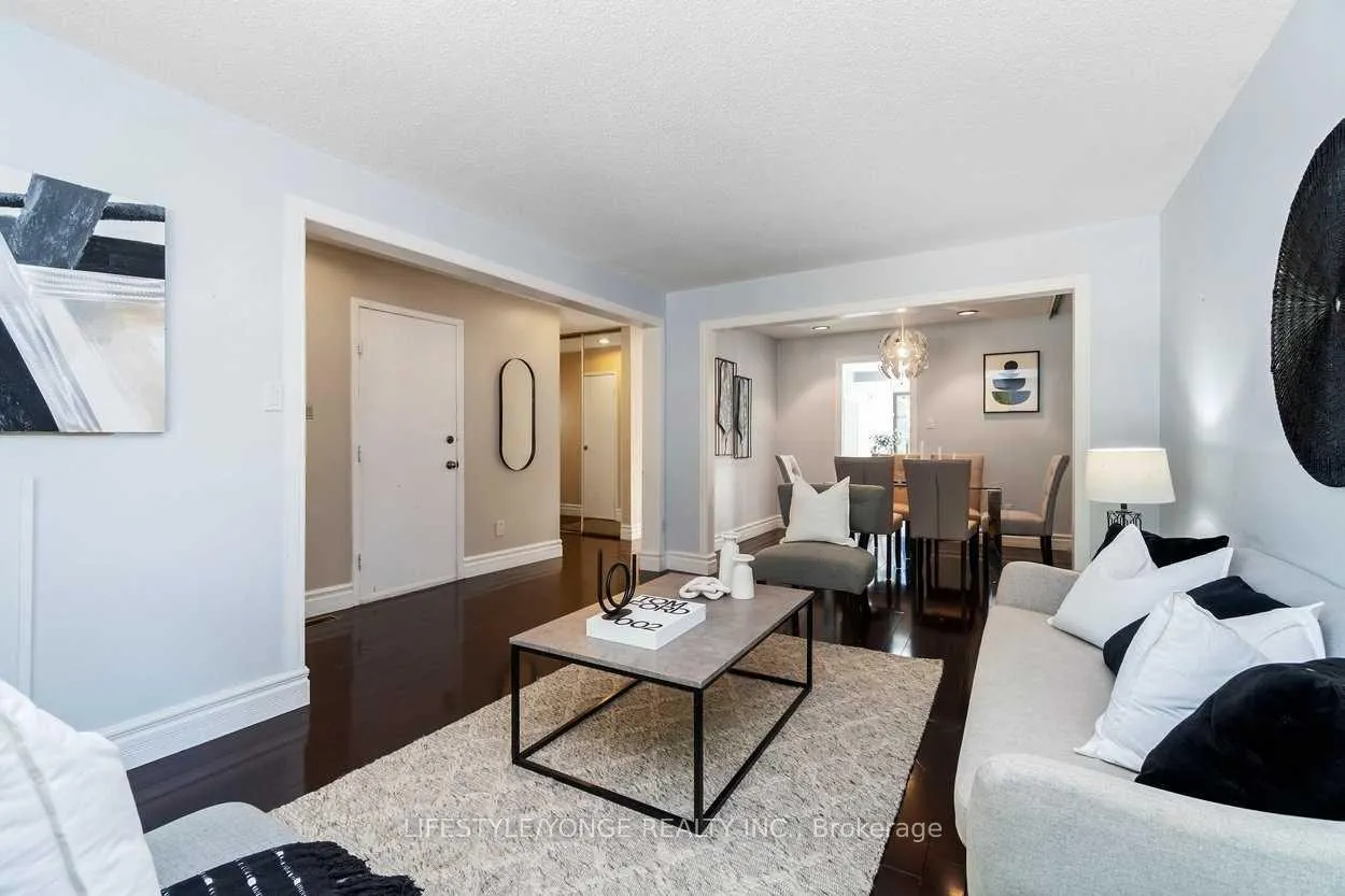 Photo 3 of 234 Mullen Drive, Vaughan, Brownridge — HOMEH
