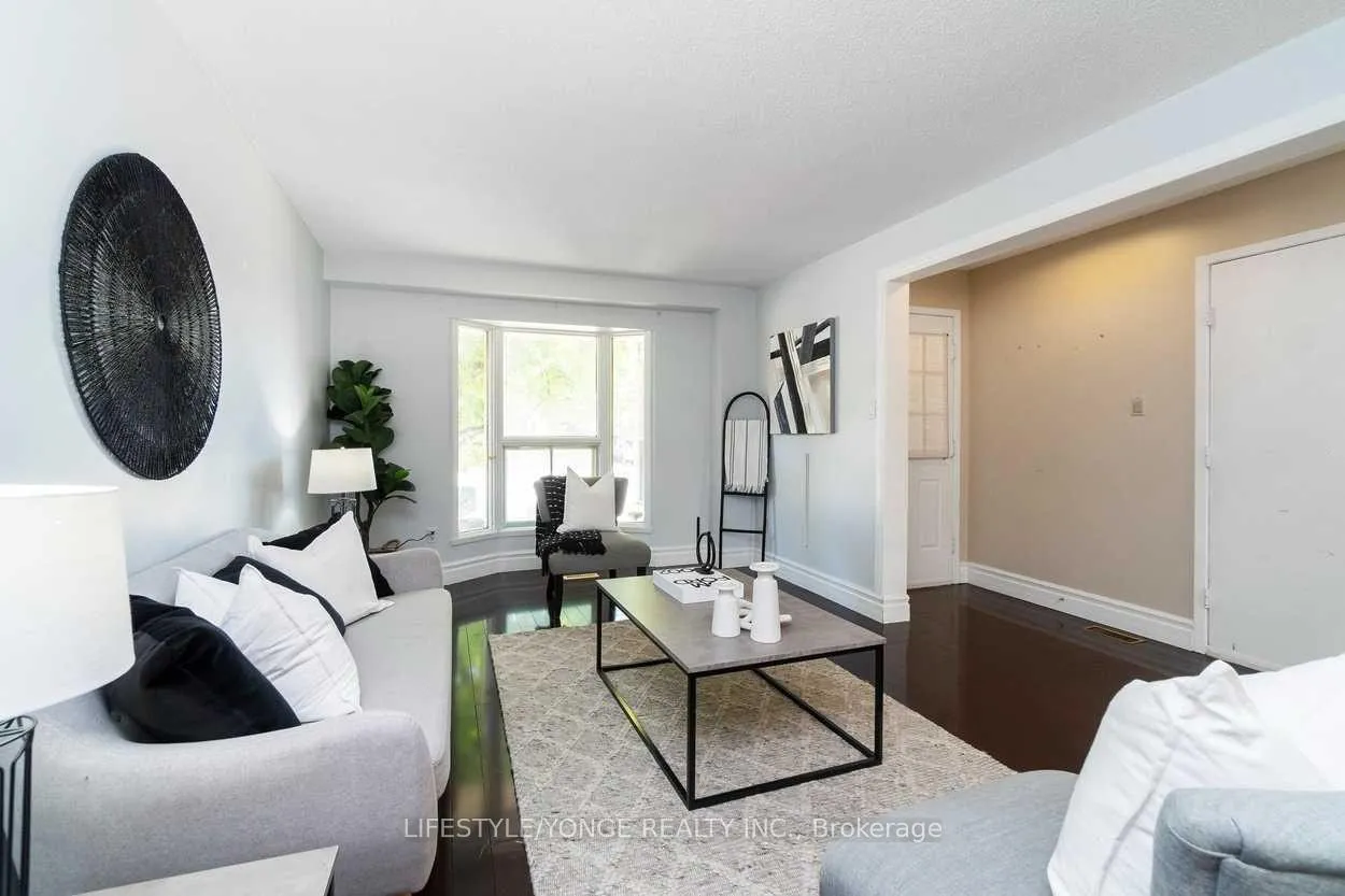 Photo 4 of 234 Mullen Drive, Vaughan, Brownridge — HOMEH