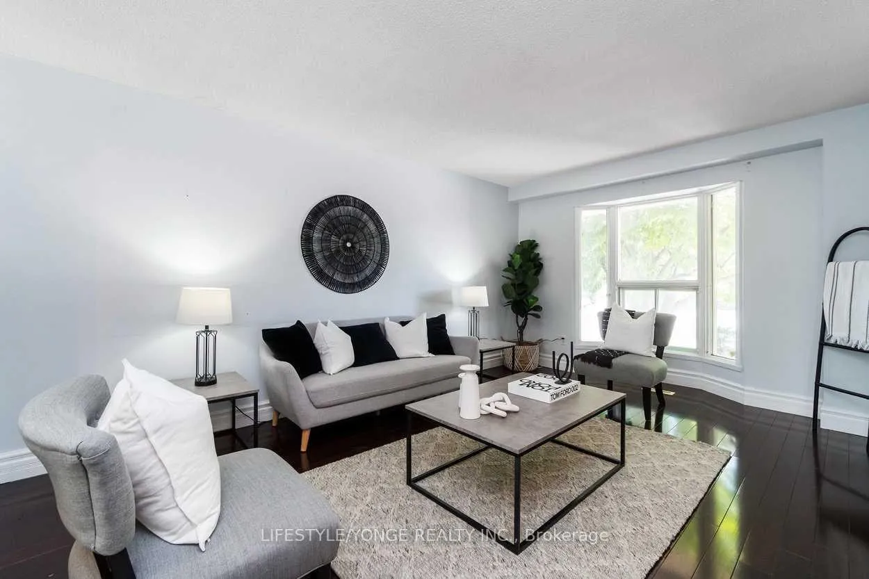 Photo 5 of 234 Mullen Drive, Vaughan, Brownridge — HOMEH