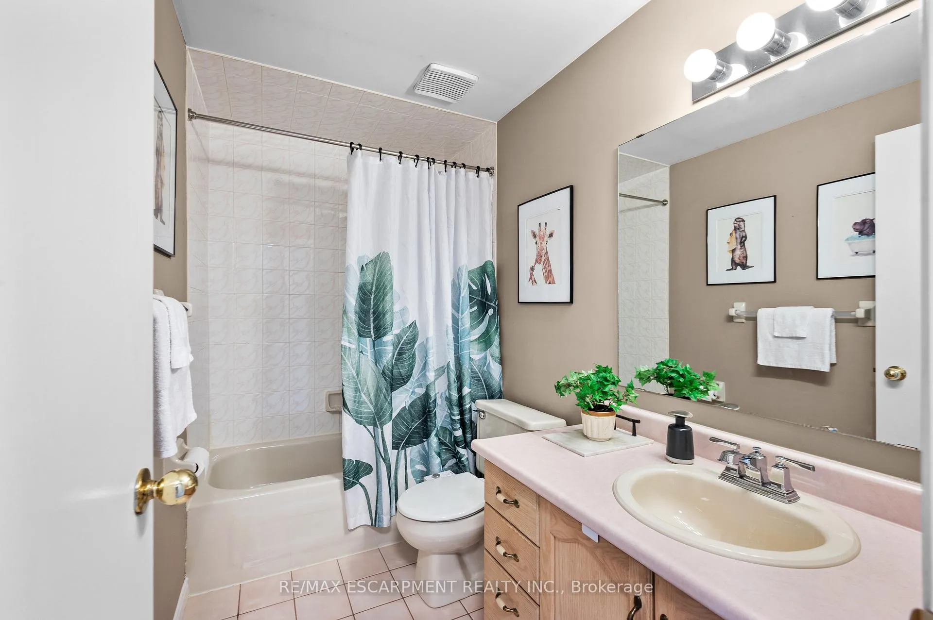 Photo 17 of Unit 12, 610 Barton Street, Hamilton, Stoney Creek — HOMEH
