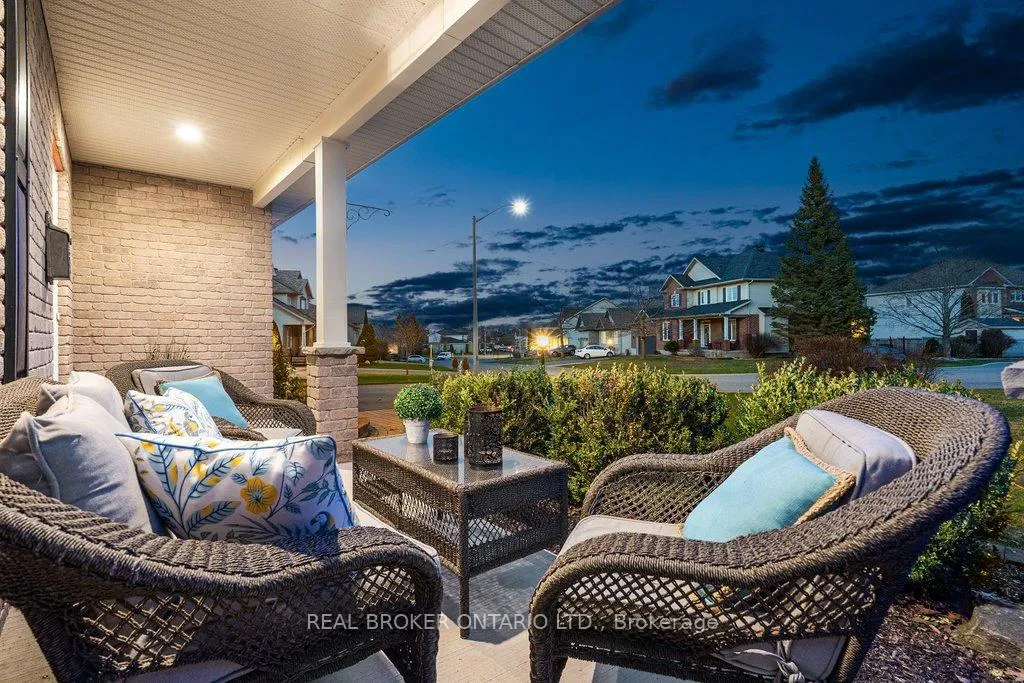 Photo 6 of 32 Feldspar Crescent, Ottawa, Stittsville (Central) — HOMEH