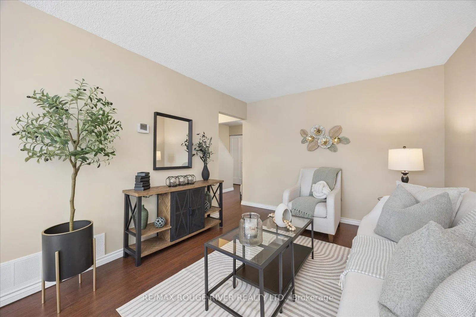 Photo 4 of 886 Gentry Crescent, Oshawa, Eastdale — HOMEH