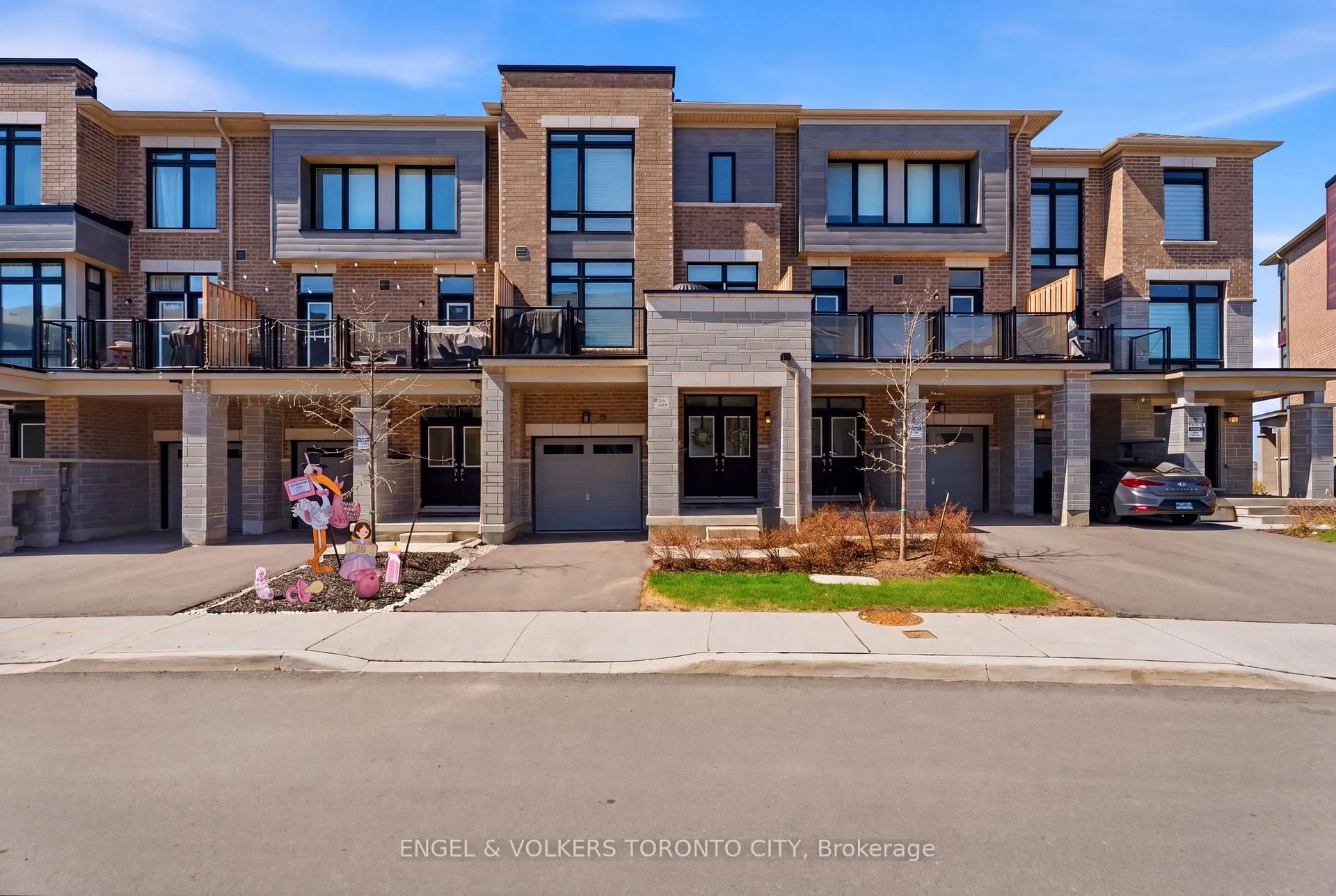 Photo 1 of 43 Holyrood Crescent, Vaughan, Kleinburg — HOMEH