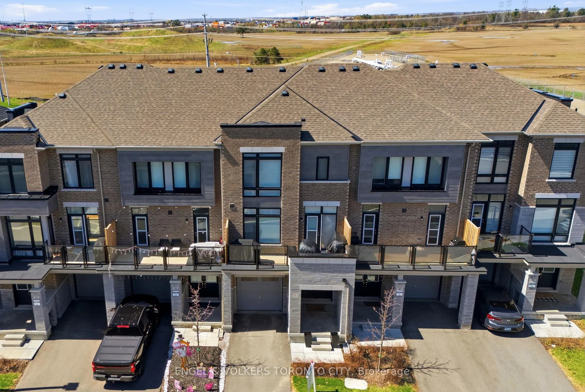 Photo 2 of 43 Holyrood Crescent, Vaughan, Kleinburg — HOMEH