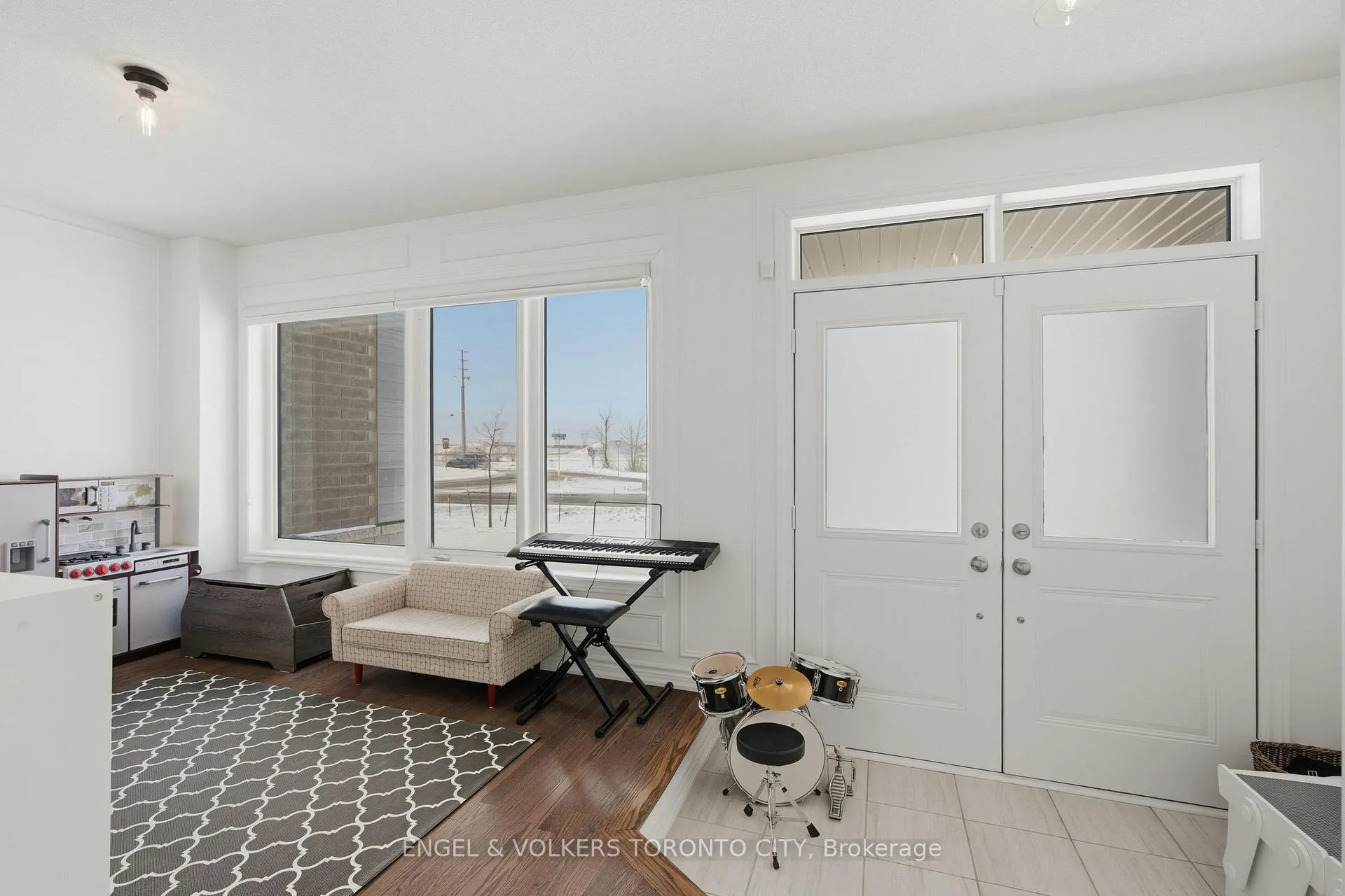 Photo 4 of 43 Holyrood Crescent, Vaughan, Kleinburg — HOMEH
