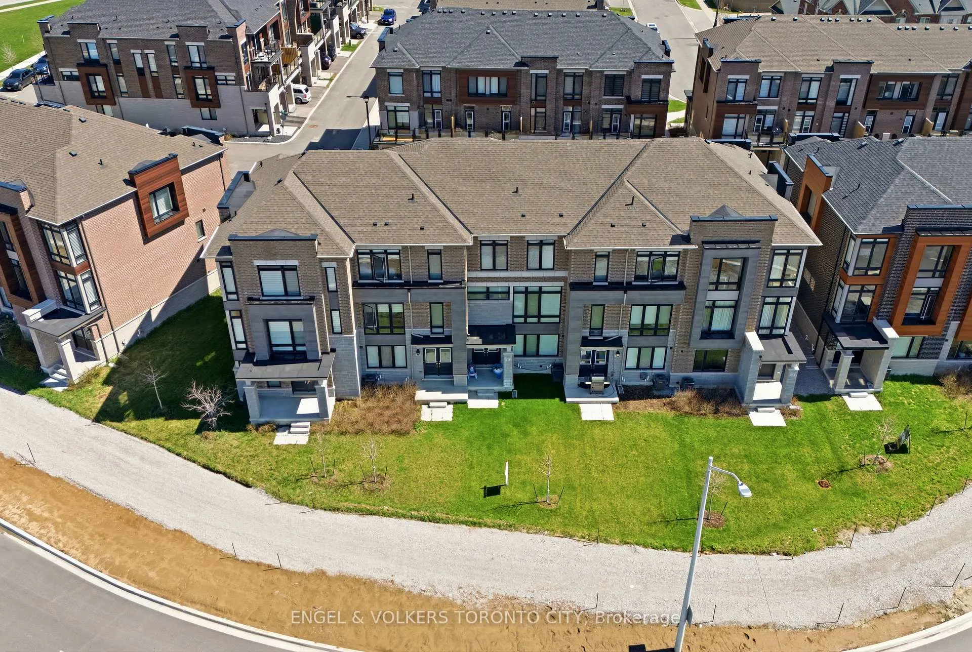 Photo 37 of 43 Holyrood Crescent, Vaughan, Kleinburg — HOMEH
