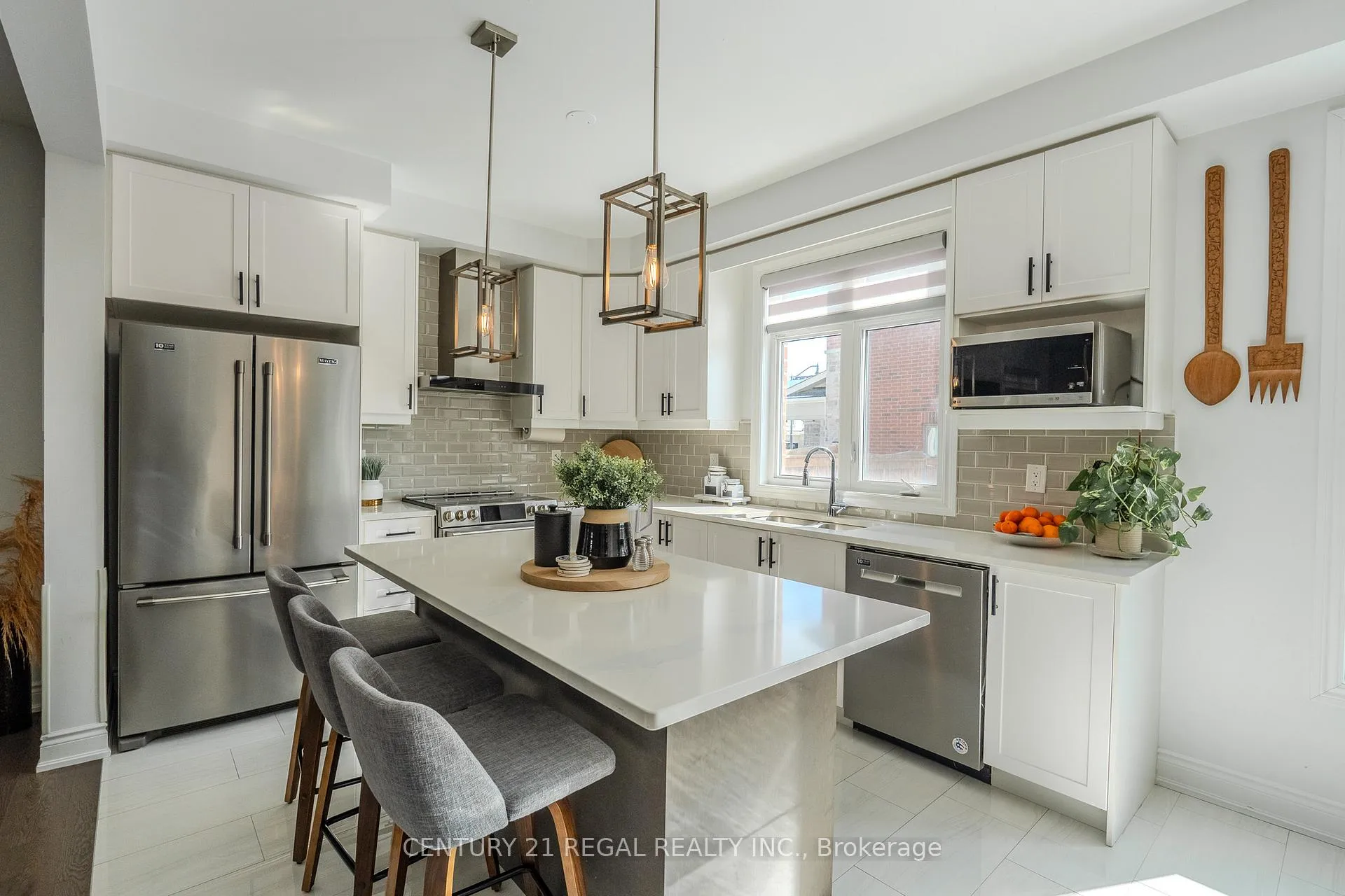 Photo 5 of 25 Elysian Fields Circle, Brampton, Bram West — HOMEH