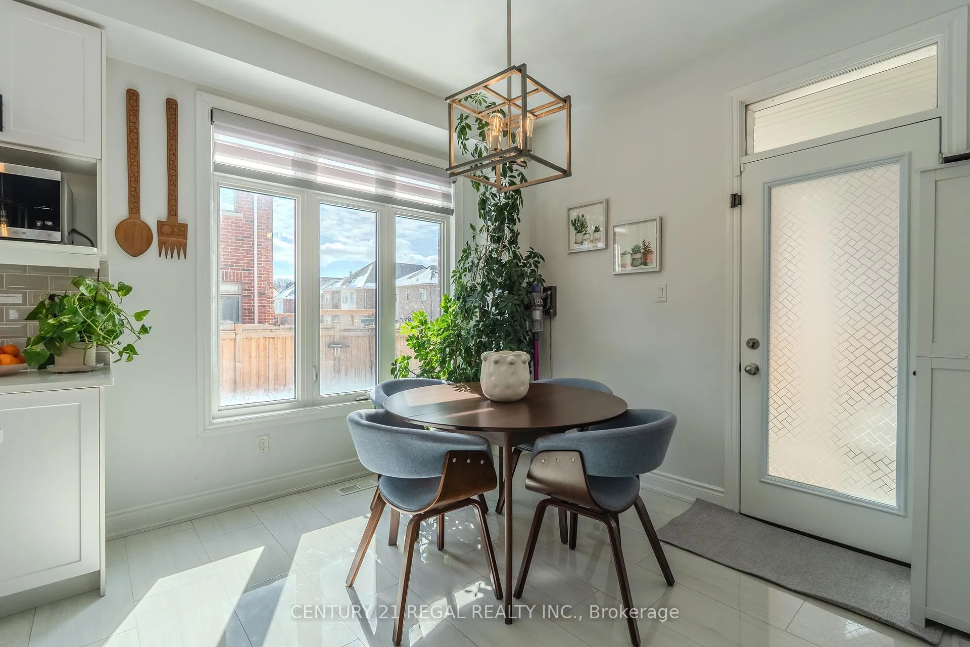 Photo 6 of 25 Elysian Fields Circle, Brampton, Bram West — HOMEH