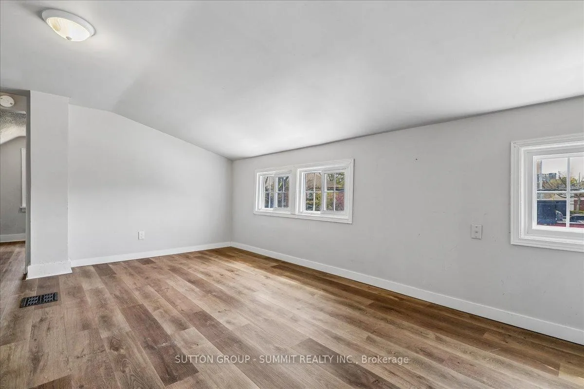 Photo 12 of 155 1/2 Lake Street, St. Catharines, Downtown — HOMEH