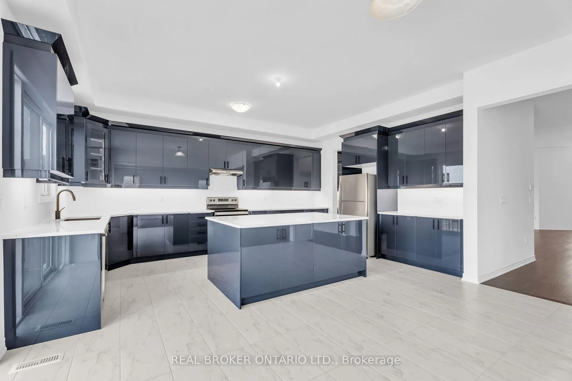 Photo 23 of 430 VanDusen Avenue, Southgate — HOMEH