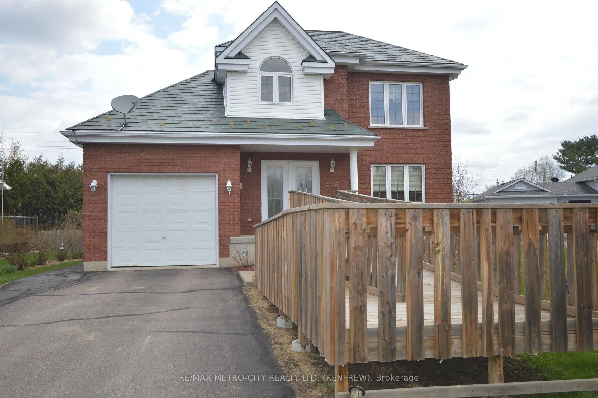 Photo 1 of 225 Vanier Crescent, Renfrew — HOMEH