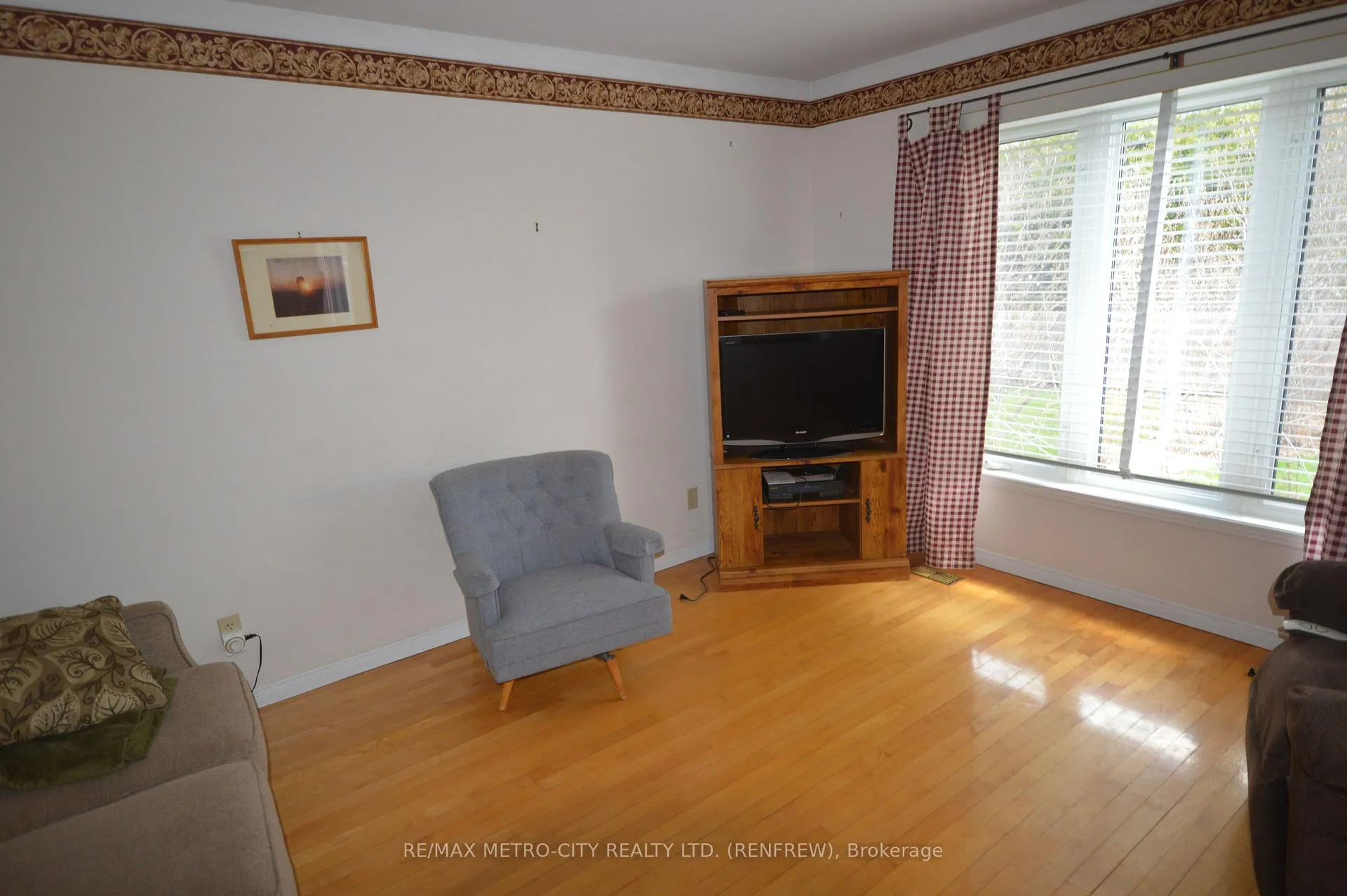 Photo 2 of 225 Vanier Crescent, Renfrew — HOMEH