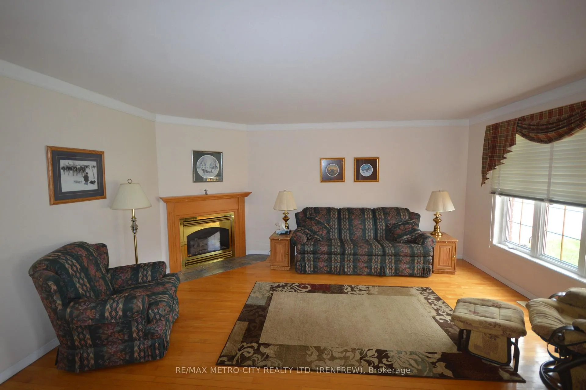 Photo 3 of 225 Vanier Crescent, Renfrew — HOMEH