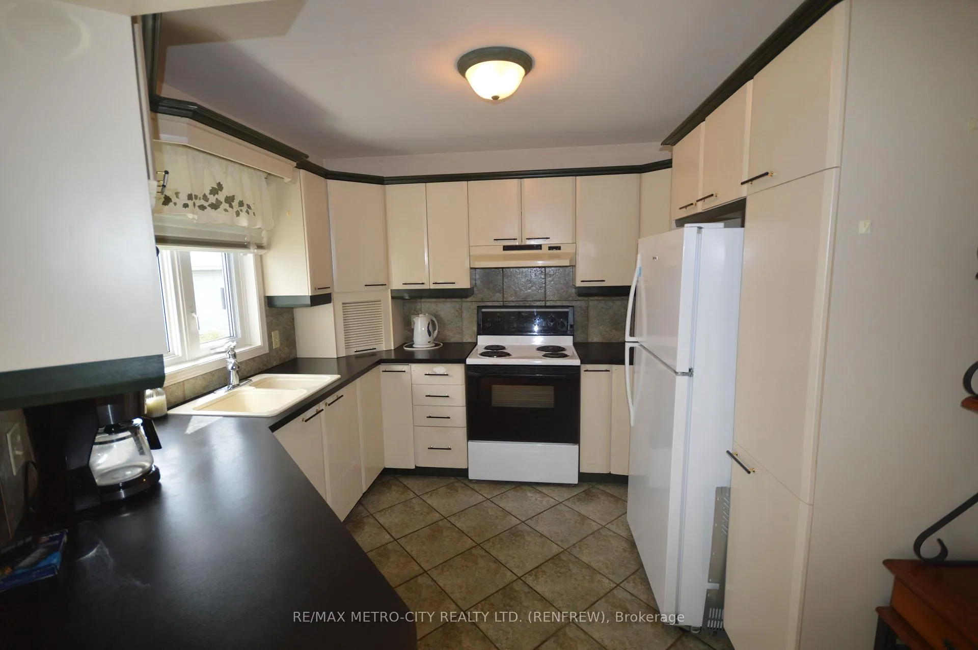 Photo 4 of 225 Vanier Crescent, Renfrew — HOMEH