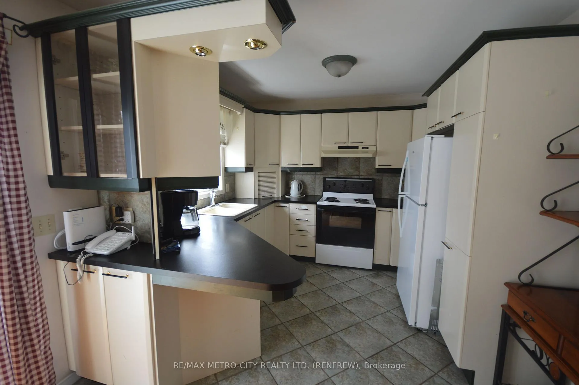 Photo 5 of 225 Vanier Crescent, Renfrew — HOMEH