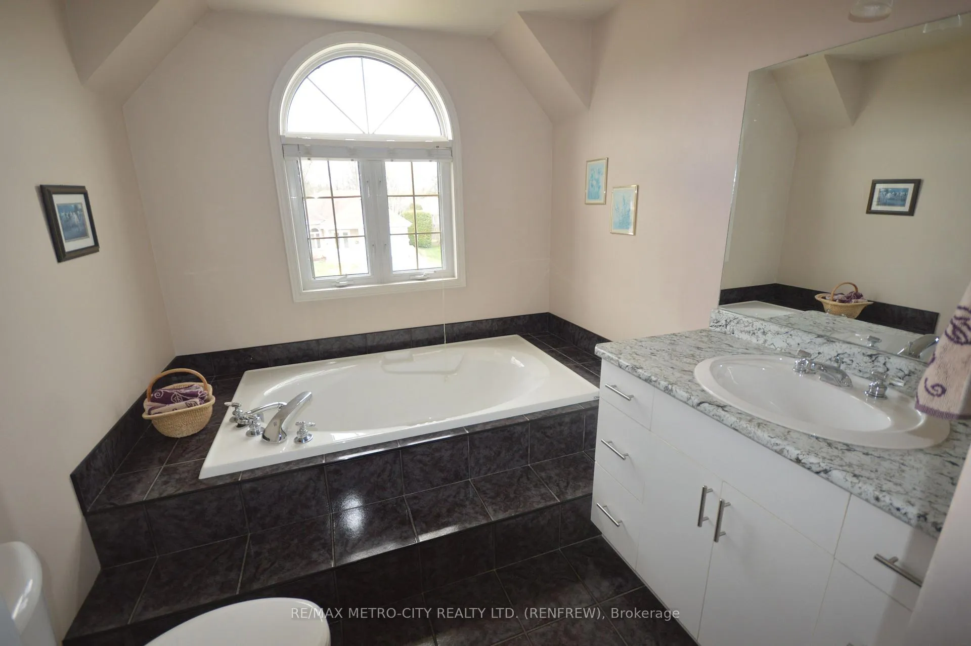 Photo 11 of 225 Vanier Crescent, Renfrew — HOMEH