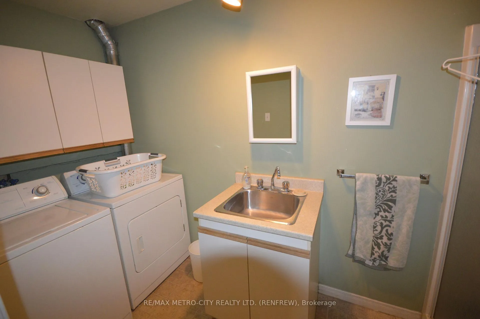 Photo 15 of 225 Vanier Crescent, Renfrew — HOMEH