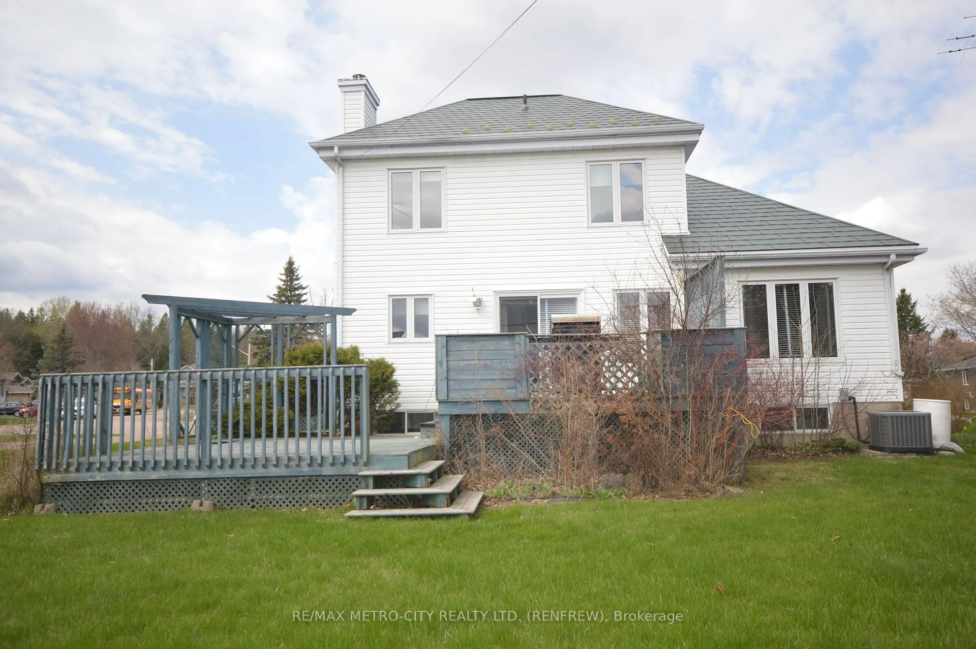 Photo 20 of 225 Vanier Crescent, Renfrew — HOMEH