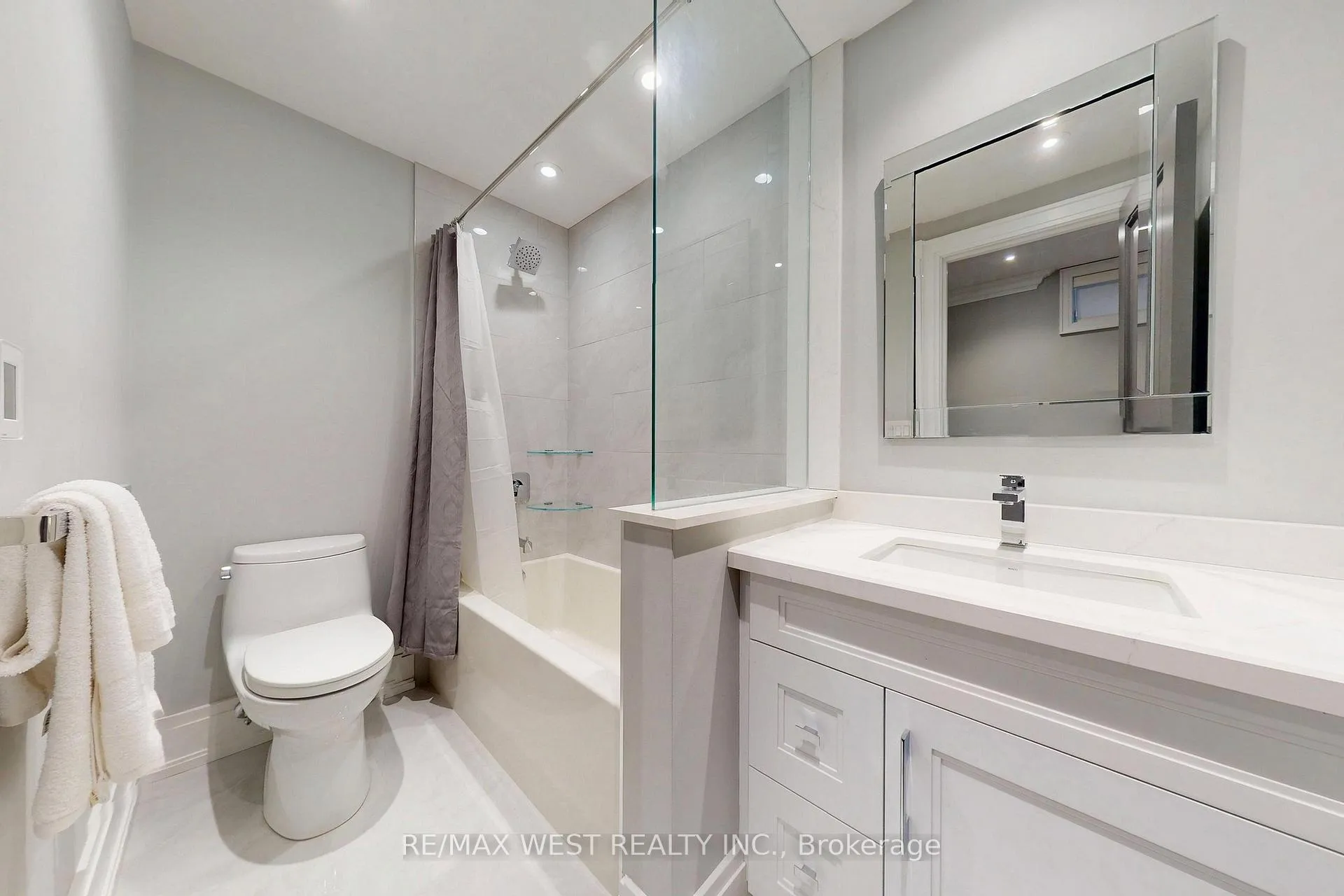 Photo 36 of 222 Connaught Avenue, North York, Newtonbrook West — HOMEH