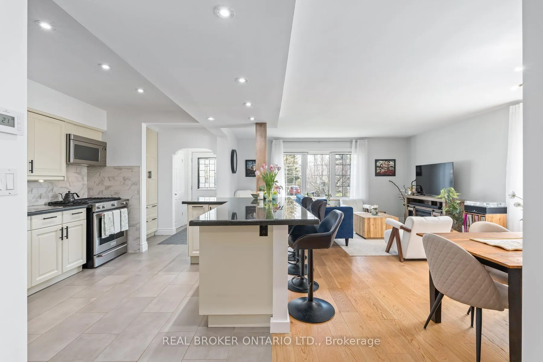 Photo 3 of 15 Byron Street, Halton Hills, Georgetown — HOMEH