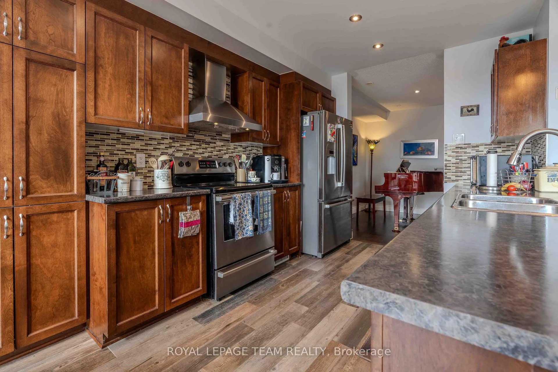 Photo 4 of 640 Pepperville Crescent, Ottawa, Kanata - Emerald Meadows/Trailwest — HOMEH