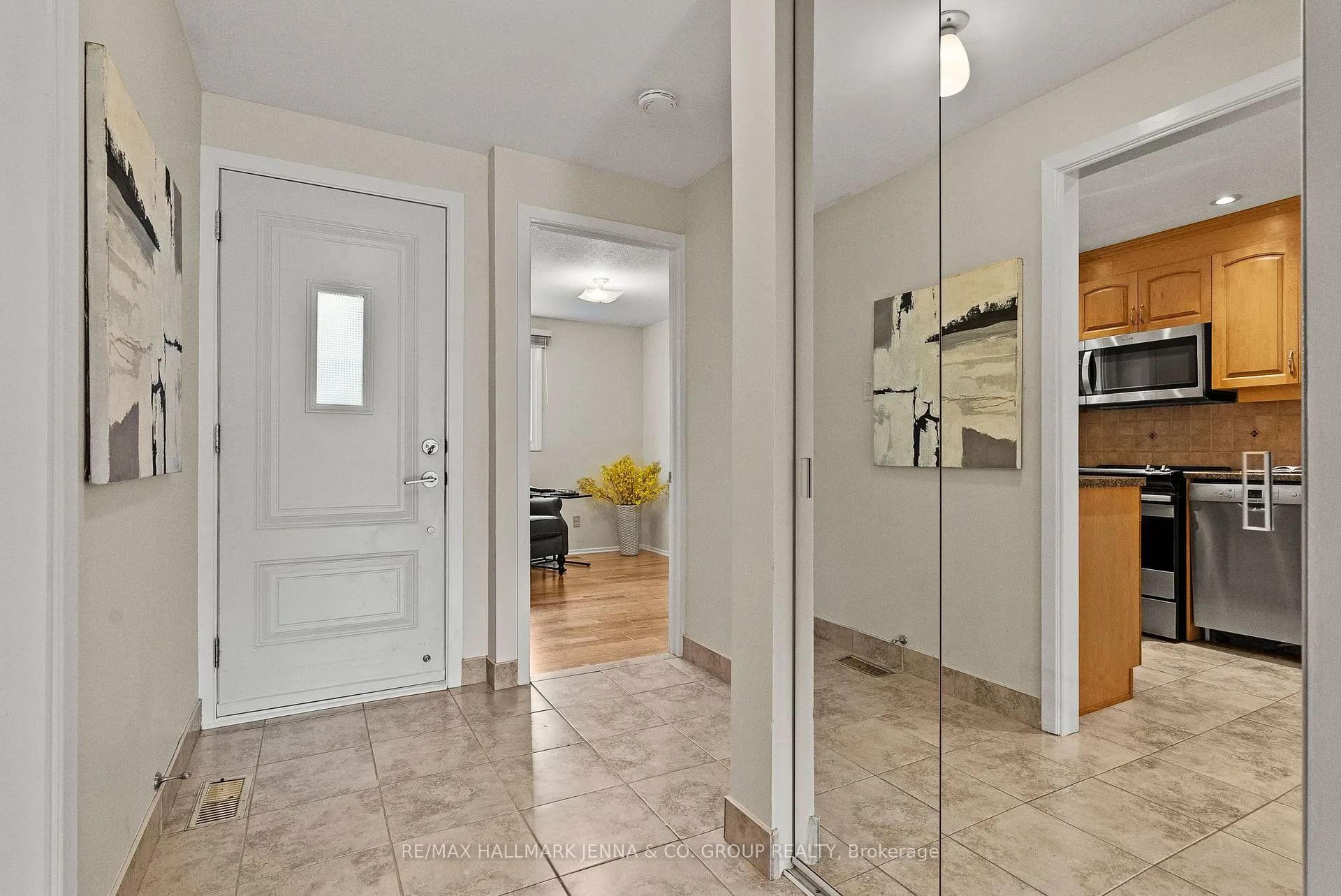 Photo 3 of Unit 49, 32 F Benlea Drive, Ottawa, Tanglewood — HOMEH