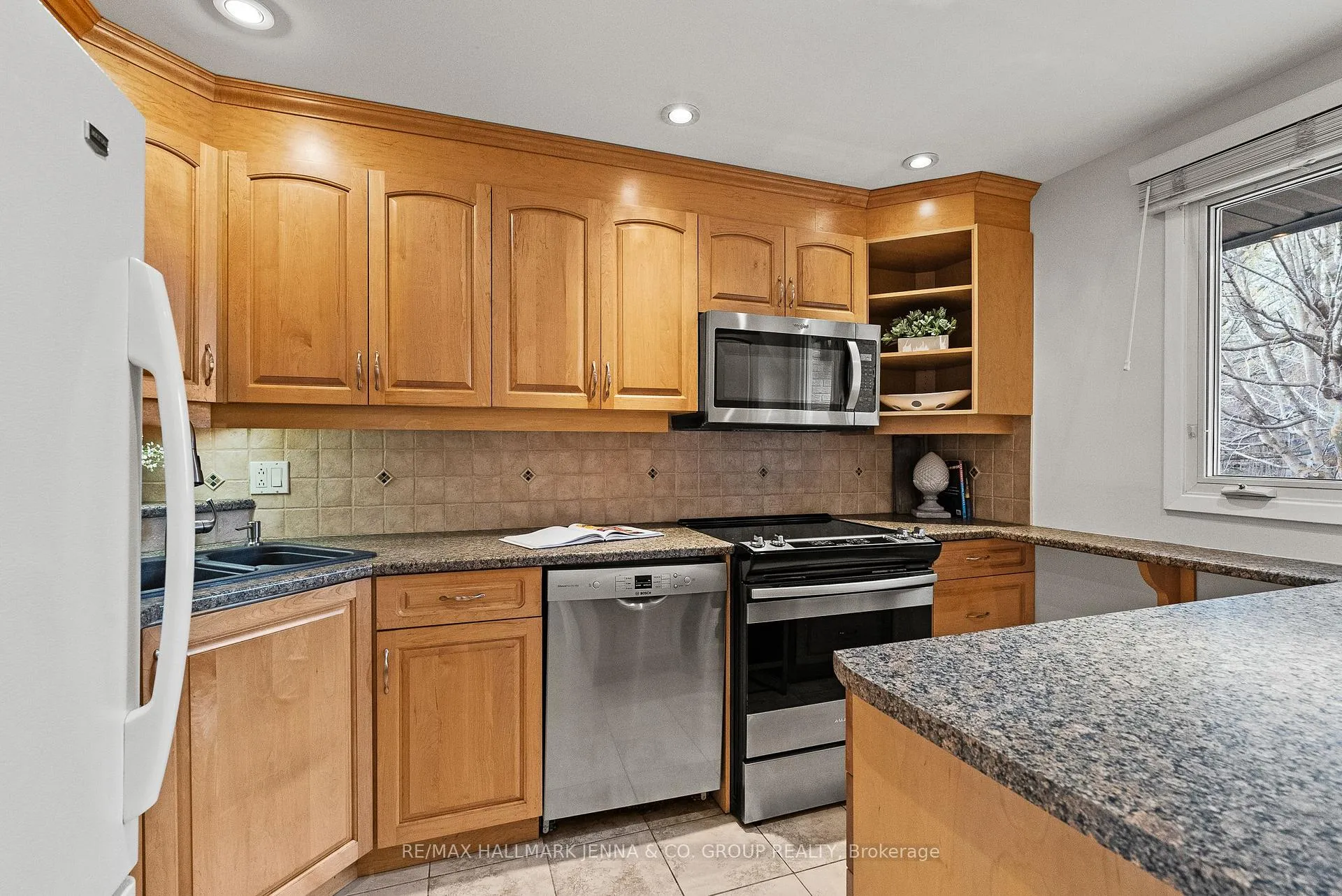 Photo 4 of Unit 49, 32 F Benlea Drive, Ottawa, Tanglewood — HOMEH