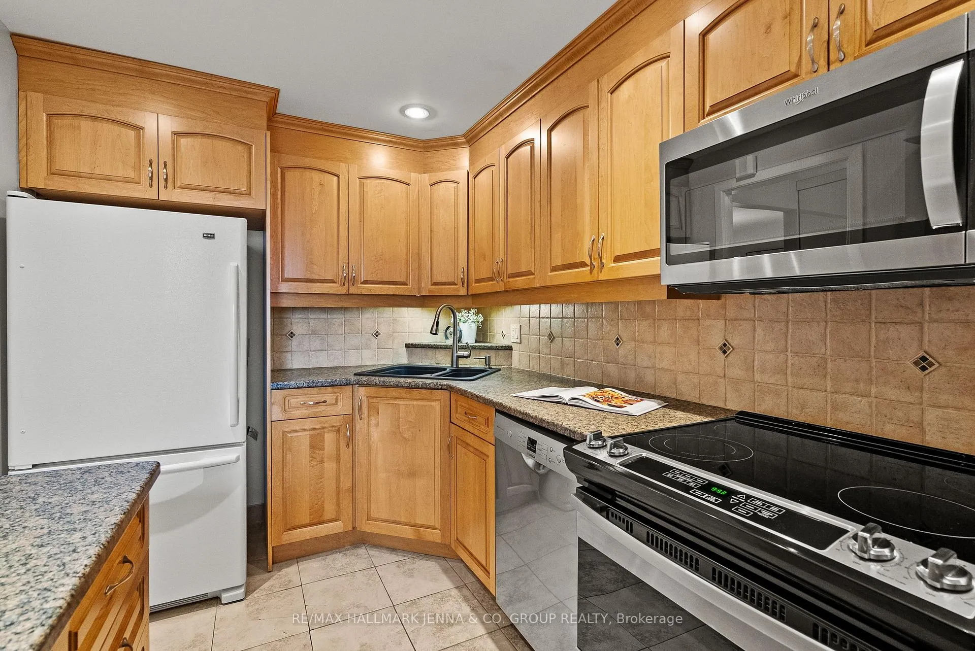 Photo 5 of Unit 49, 32 F Benlea Drive, Ottawa, Tanglewood — HOMEH