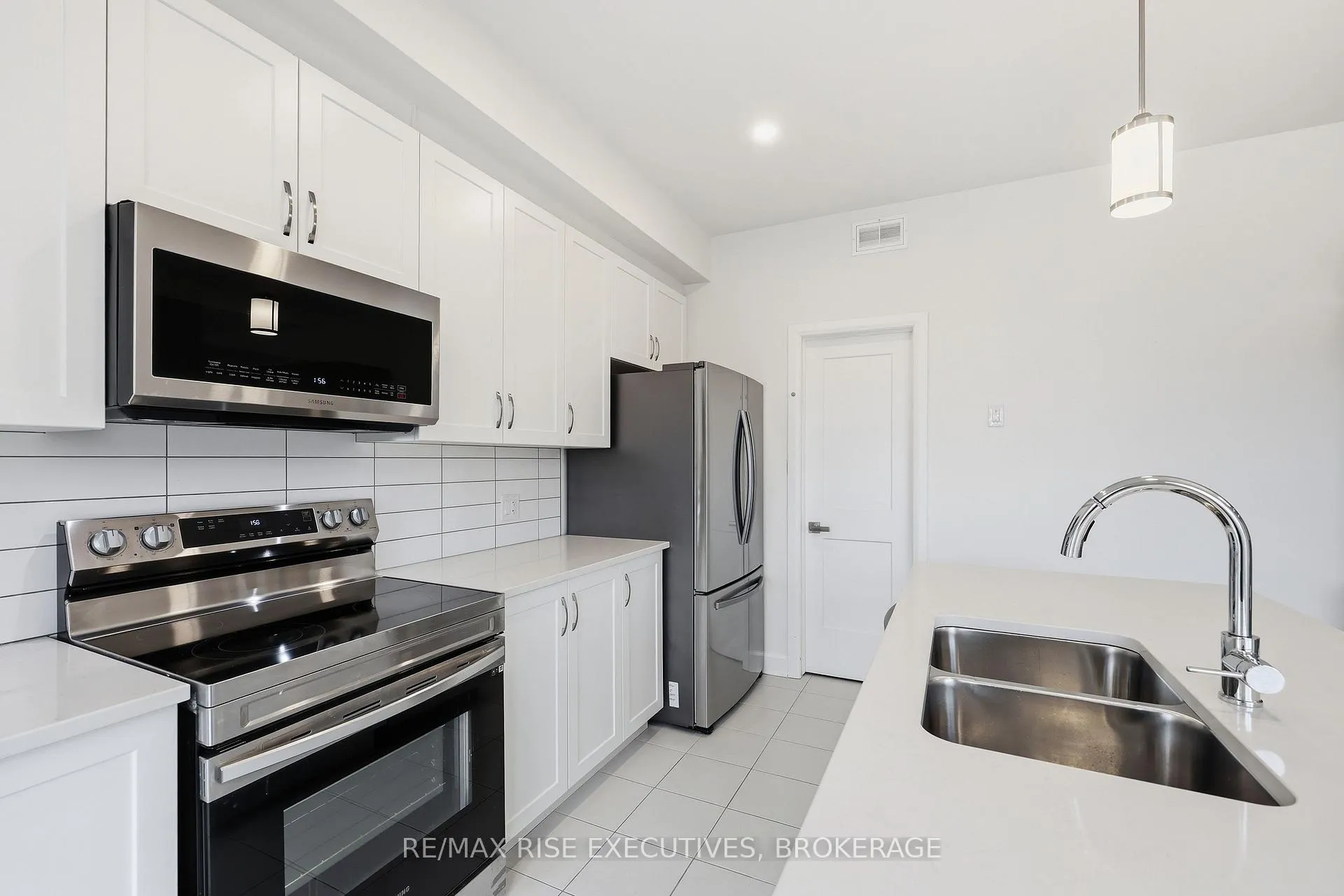 Photo 12 of 1406 Tulip Drive, Kingston, City Northwest — HOMEH