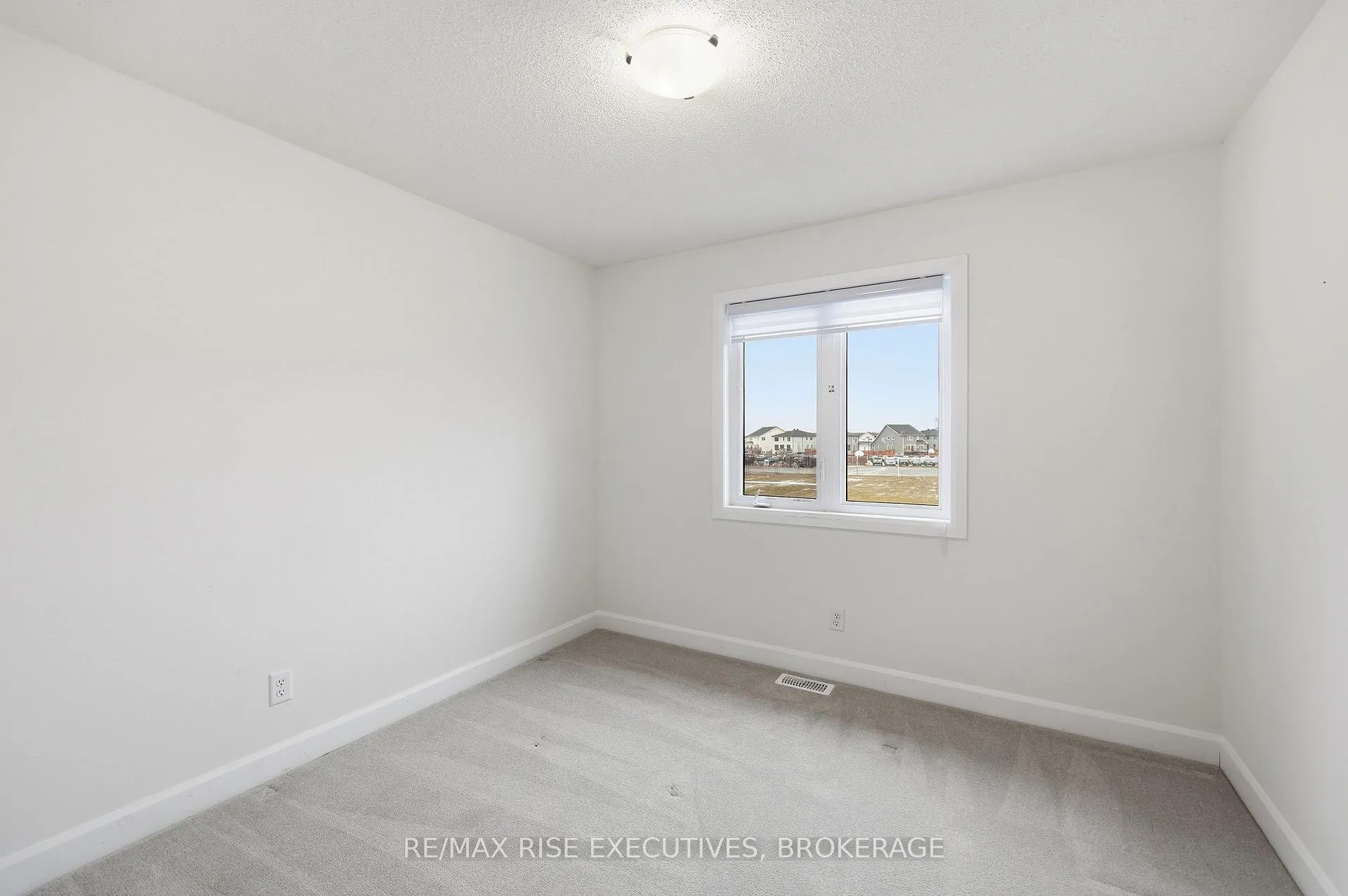 Photo 22 of 1406 Tulip Drive, Kingston, City Northwest — HOMEH