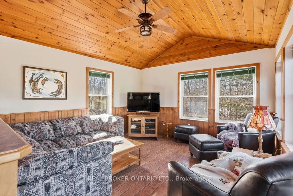 Photo 8 of 2225 Green Bay Road, Frontenac, Frontenac South — HOMEH