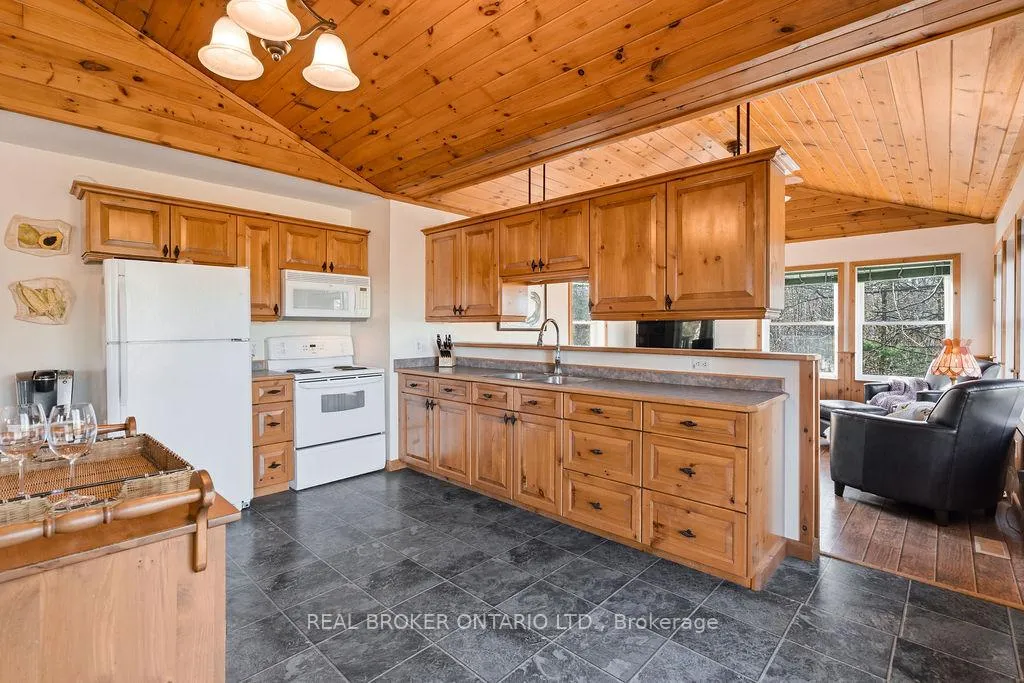 Photo 9 of 2225 Green Bay Road, Frontenac, Frontenac South — HOMEH