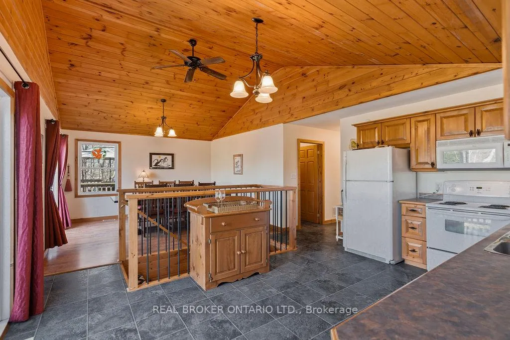 Photo 10 of 2225 Green Bay Road, Frontenac, Frontenac South — HOMEH