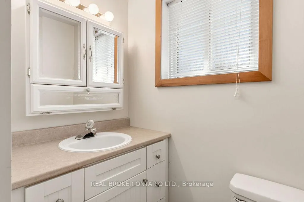 Photo 17 of 2225 Green Bay Road, Frontenac, Frontenac South — HOMEH