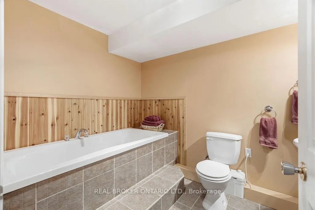 Photo 24 of 2225 Green Bay Road, Frontenac, Frontenac South — HOMEH