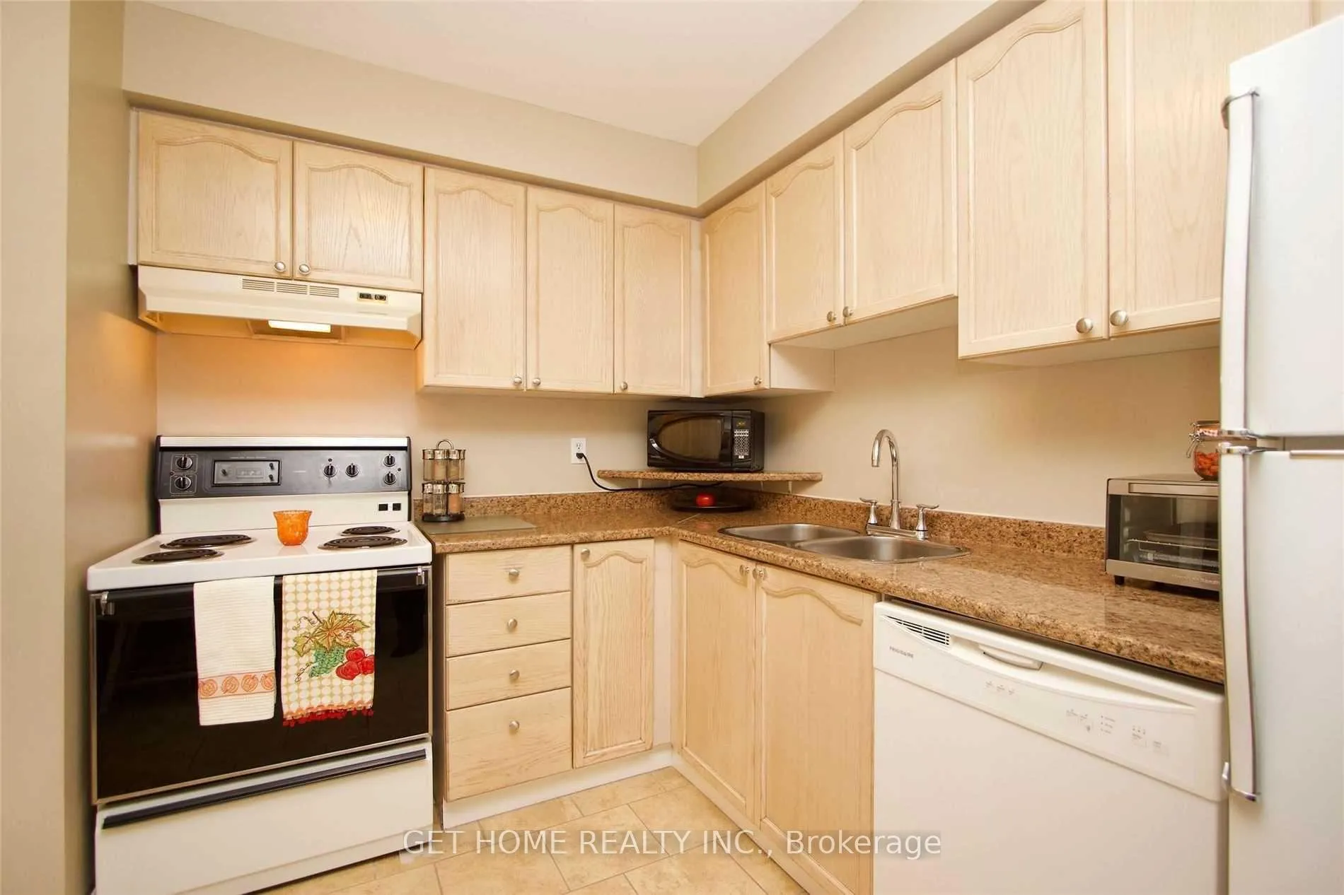 Photo 9 of 1310 Charter Crescent, Oshawa, Lakeview — HOMEH