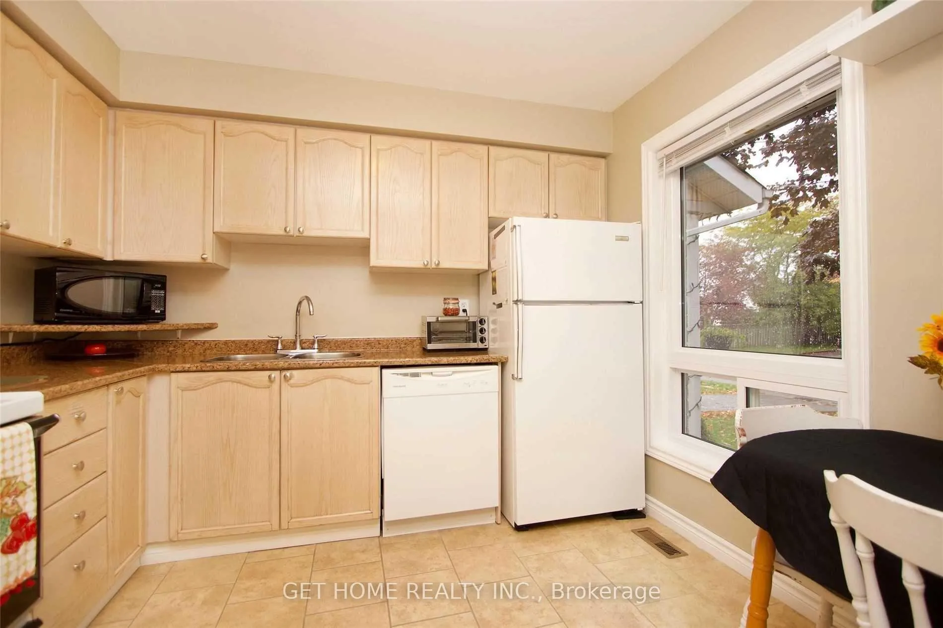 Photo 10 of 1310 Charter Crescent, Oshawa, Lakeview — HOMEH