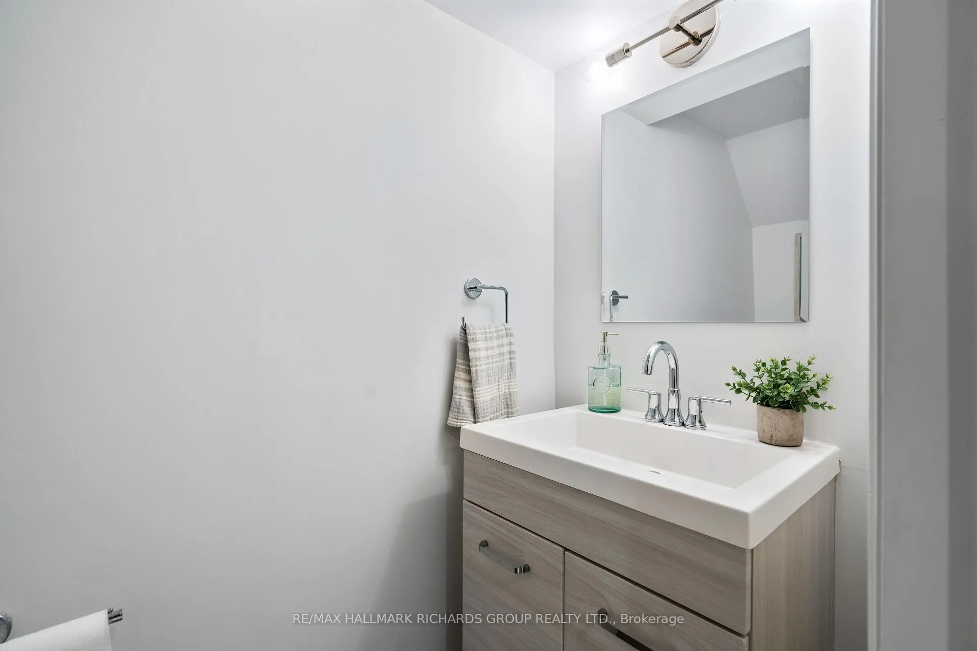 Photo 24 of 27 Bracken Avenue, Toronto, The Beaches — HOMEH