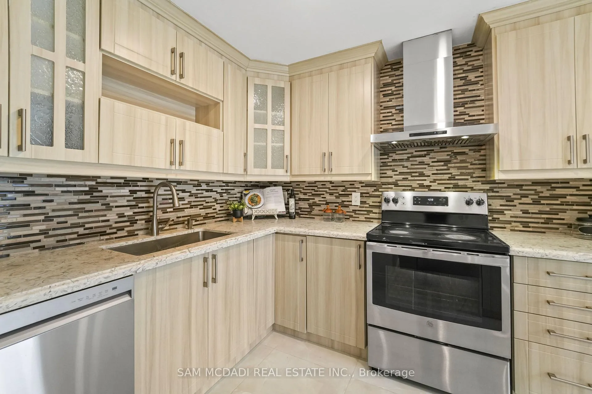 Photo 7 of 19 Shalom Crescent, Etobicoke, West Humber-Clairville — HOMEH
