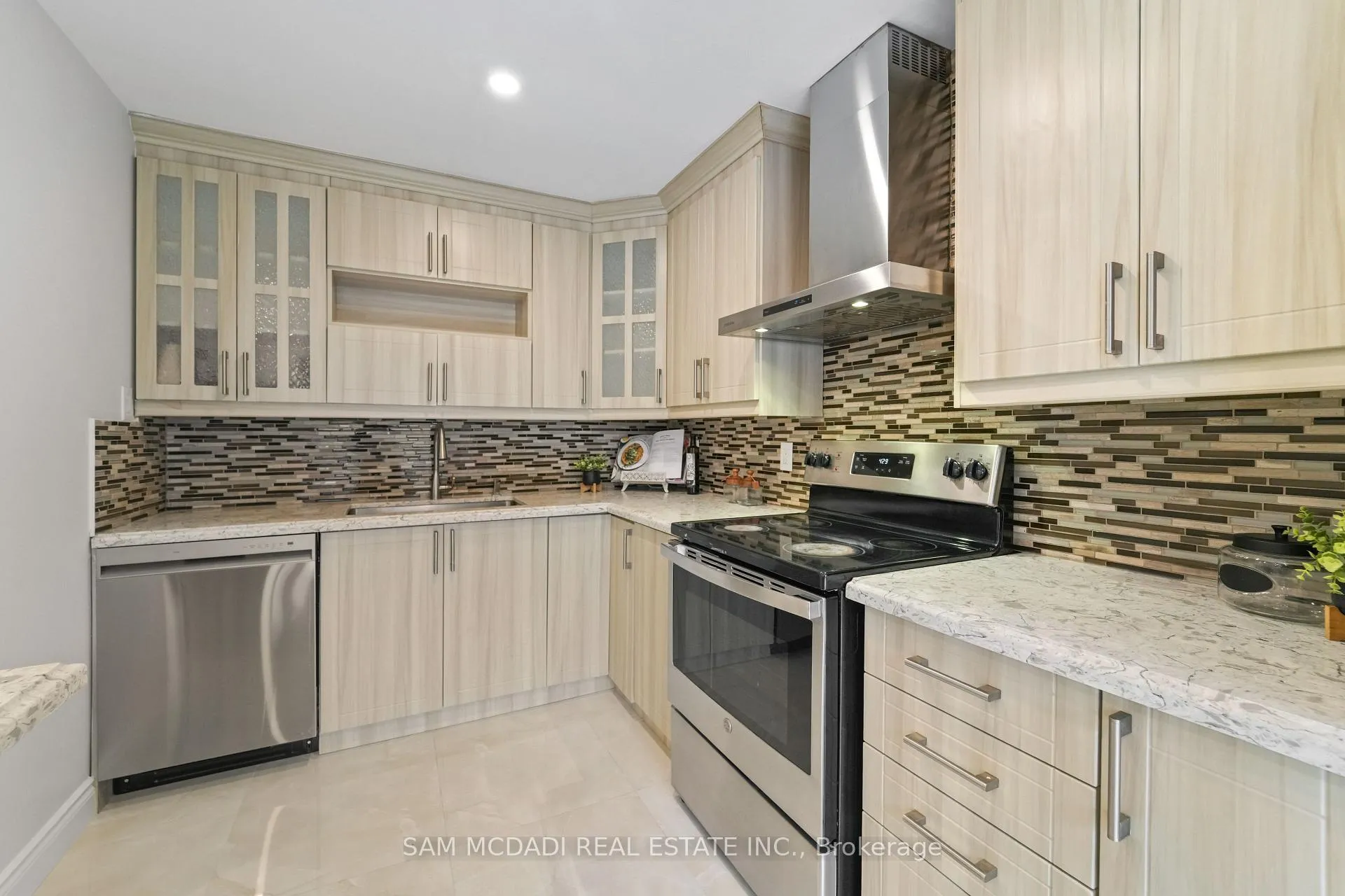 Photo 8 of 19 Shalom Crescent, Etobicoke, West Humber-Clairville — HOMEH