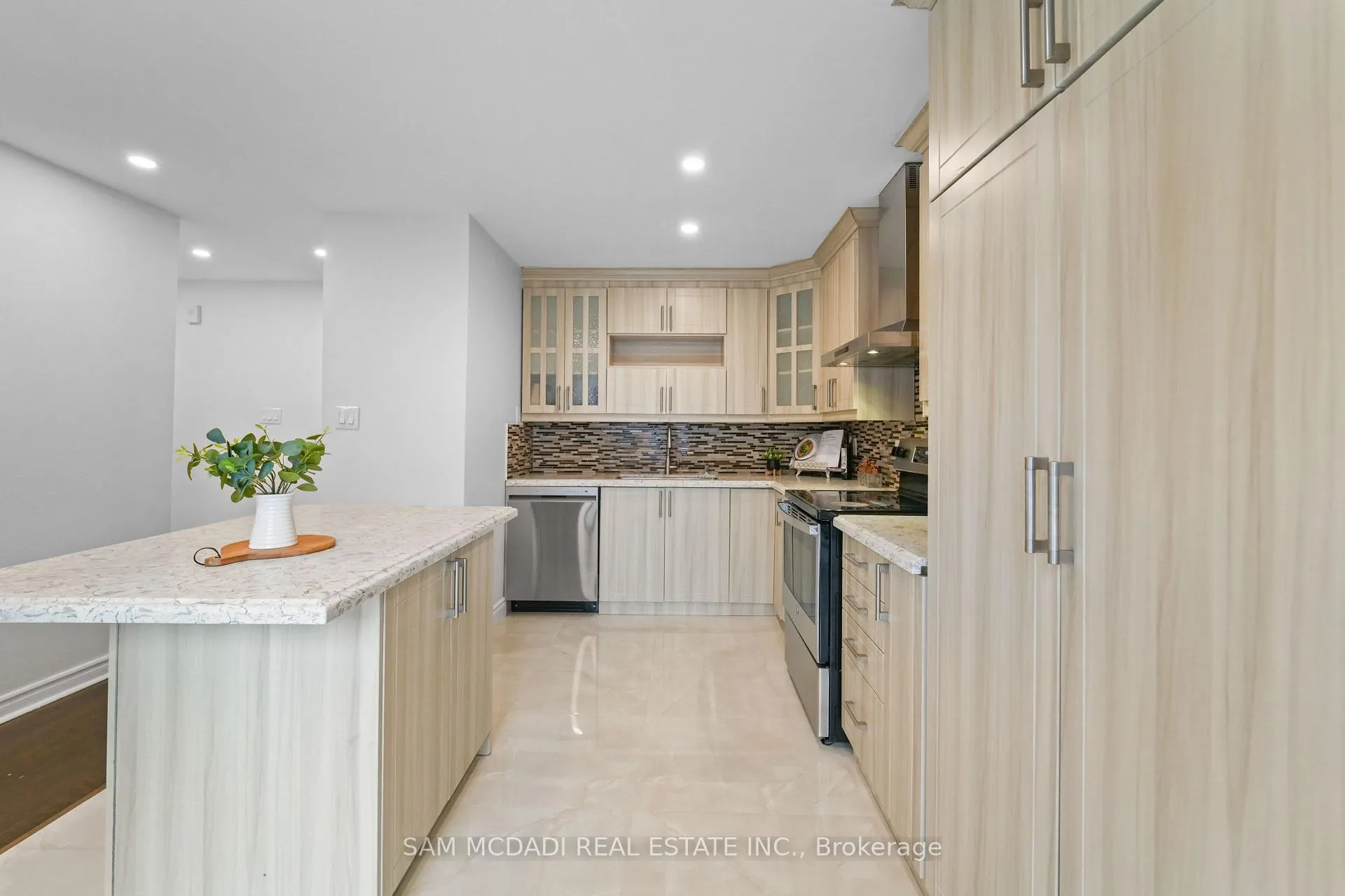 Photo 9 of 19 Shalom Crescent, Etobicoke, West Humber-Clairville — HOMEH