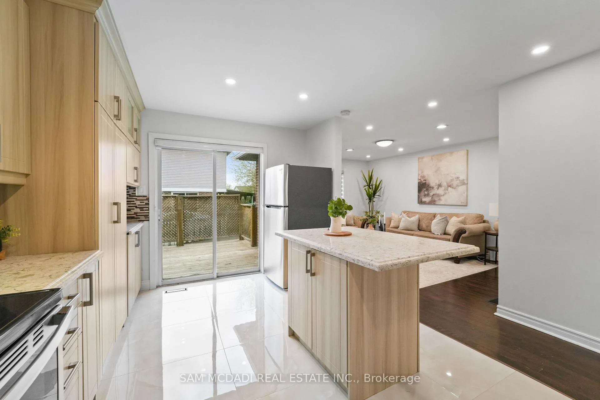 Photo 10 of 19 Shalom Crescent, Etobicoke, West Humber-Clairville — HOMEH