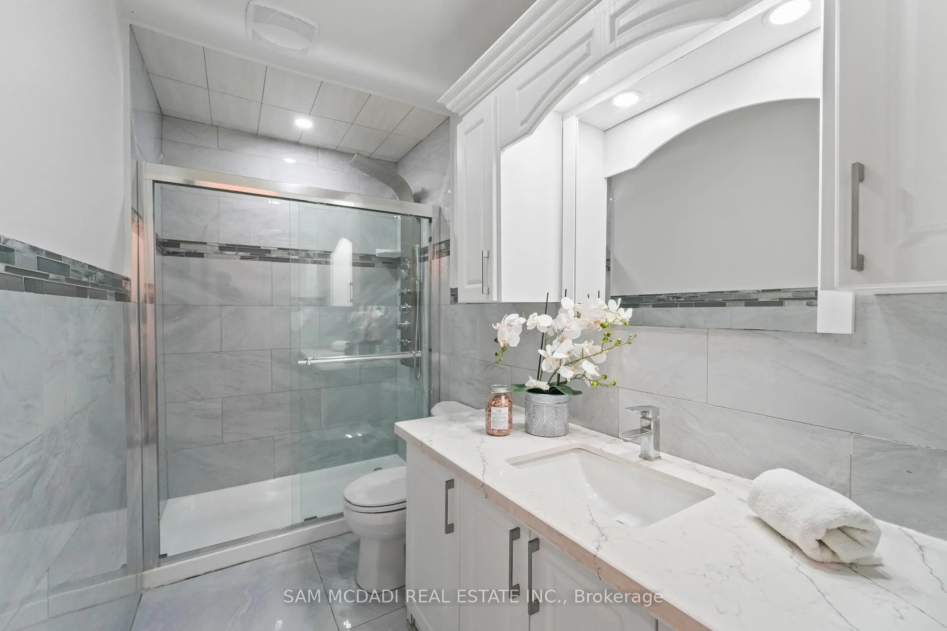Photo 16 of 19 Shalom Crescent, Etobicoke, West Humber-Clairville — HOMEH