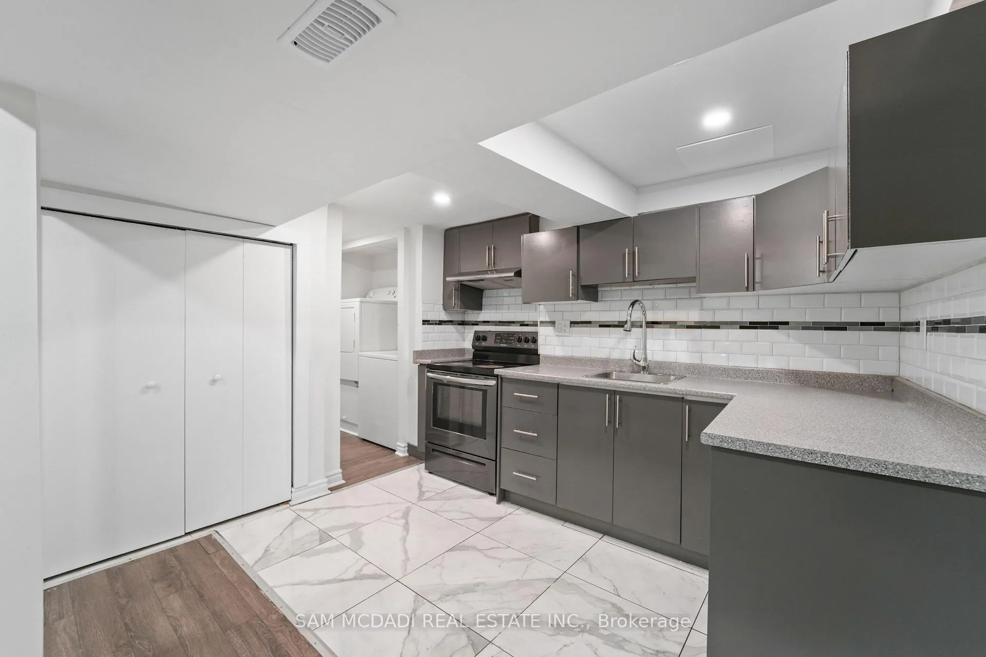 Photo 18 of 19 Shalom Crescent, Etobicoke, West Humber-Clairville — HOMEH