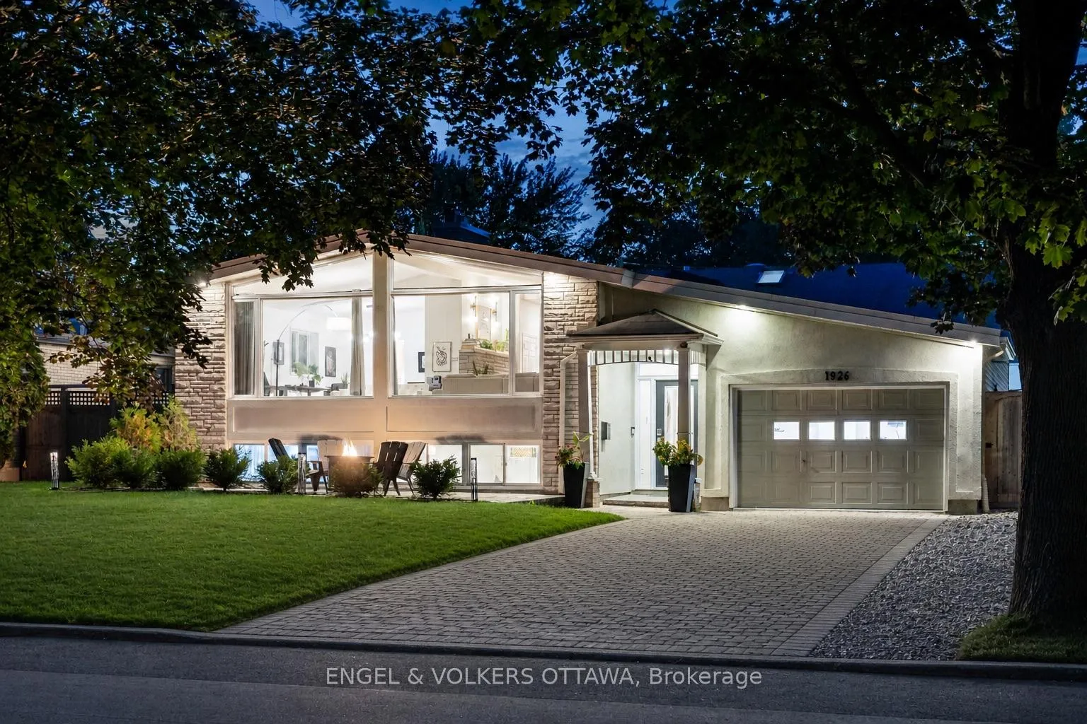 Front of 1926 Rideau Garden Drive