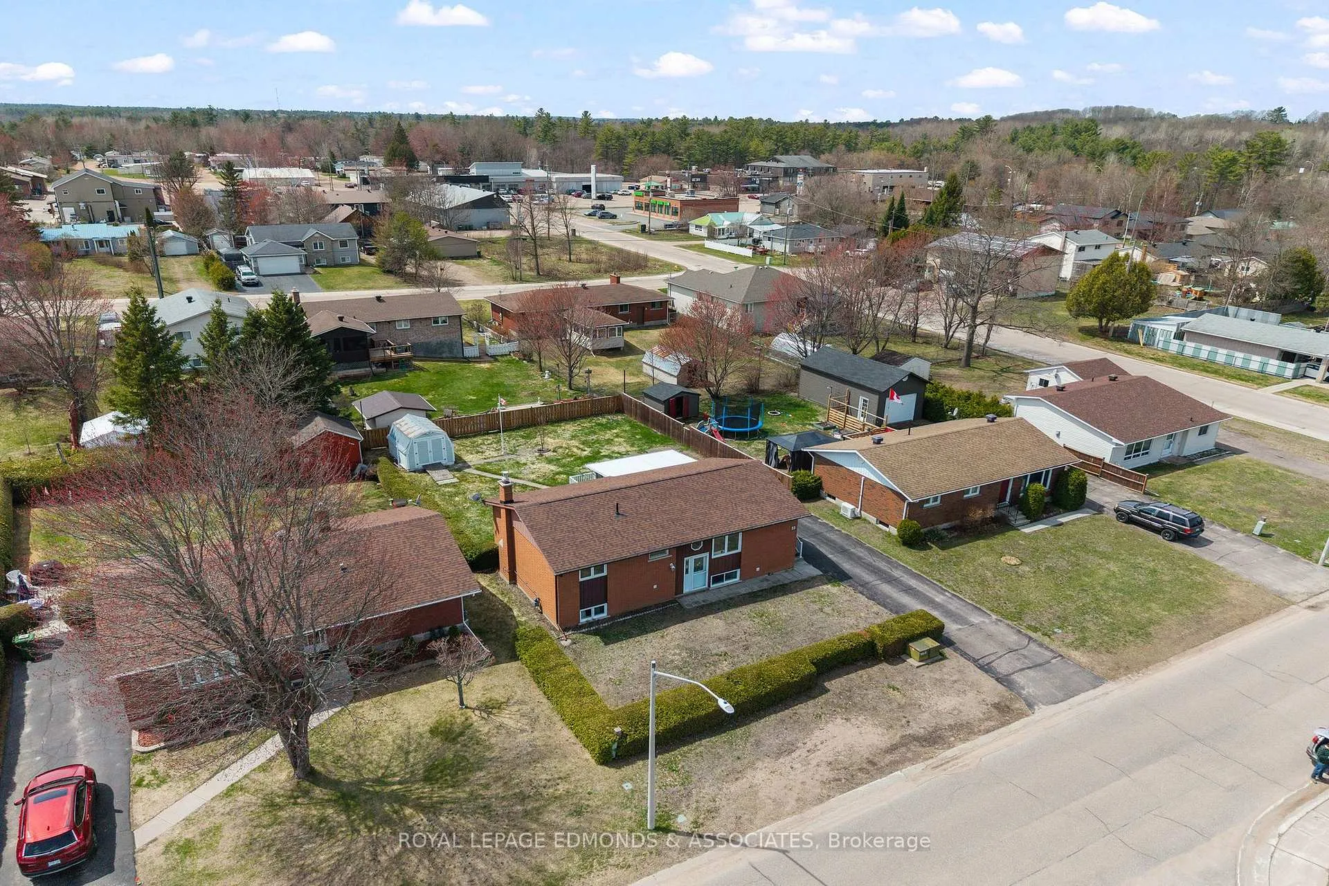Photo 2 of 19 Algonquin Street, Petawawa — HOMEH